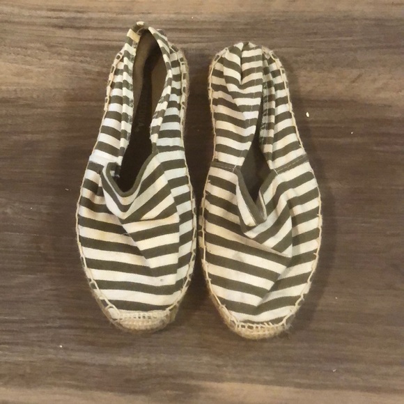 Green and white flats - Picture 1 of 1